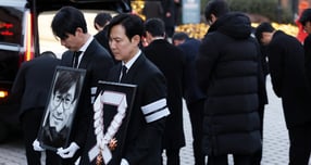 마지막 길 떠나는 안성기, 장례미사 엄수… 정우성·이정재·현빈 배웅