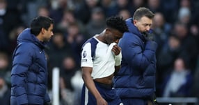 토트넘 홋스퍼 공격수 모하메드 쿠두스가 허벅지 부상을 당했다. 사진은 지난 5일(한국시각) 선덜랜드와의 홈 경기 중 부상으로 교체되는 쿠두스. /사진=로이터