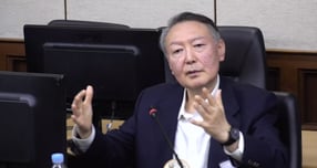 내란 우두머리 혐의를 받는 윤석열 전 대통령의 1심 결심 공판이 9일 오전에 진행됐다. 사진은 고위공직자범죄수사처(공수처) 체포영장 집행 방해 및 국무위원 심의권 침해로 재판에 넘겨진 윤 전 대통령이 지난해 12월26일 서울 서초구 중앙지방법원에서 열린 1심 결심 공판에서 최후 진술을 한 모습. /사진=뉴스1(중앙지법 제공)