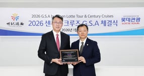  백현 롯데관광개발 대표이사 사장(왼쪽)과 리차드 센츄리 크루즈 부사장이 지난 8일 롯데관광 서울지점에서 총판 연장 계약을 체결했다. /사진=롯데관광개발