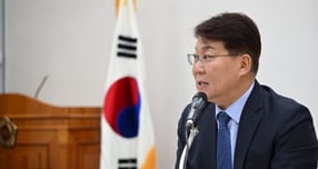 변성완 민주당 부산시당 위원장이 8일 기자회견을 하고 있다./사진=민주당 부산시당