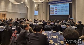 강기정 광주광역시장은 9일 광주경총 주최 제1708회 금요조찬포럼에서 '2026년 광주광역시 시정 방향'이란 주제로 강연을 하고 있다/사진=광주경총 제공.