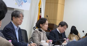  조국혁신당 소속 비례대표 이해민 의원(가운데)이 9일 오전 10시 국회의원회관 제9간담회의실에서 'AI 데이터센터의 현실적인 전력 공급 방안 토론회'에서 발언하고 있다. /사진=김미현 기자 