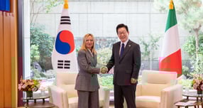 조르자 멜로니 이탈리아 총리가 오는 17~19일 공식 방한해 이재명 대통령을 만난다. 사진은 이 대통령(오른쪽)과 멜로니 총리가 지난해 9월24일(현지시각) 미국 뉴욕 주유엔 대한민국 대표부에서 한·이탈리아 정상회담 전 인사한 모습. /사진=뉴스1(대통령실 제공) 