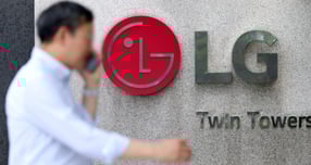 LG전자가 재작년에 이어 지난해에도 연간 기준 역대 최대 매출을 기록했지만 4분기(9~12월) 9년 만의 분기 적자 여파로 연간 수익성은 크게 뒷걸음질쳤다. 사진은 지난 7월 한 시민이  LG전자 본사가 소재한 서울 여의도 LG트윈타워 앞을 지나고 있는 모습. /사진=뉴시스