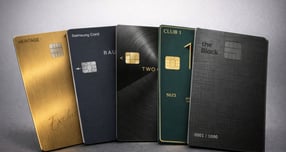 카드업계가 가맹점 수수료와 카드론 수익 둔화 속에서 연회비를 새로운 성장 축으로 키우고 있다. 사진은 국내 고연회비 프리미엄 카드 사진들. (왼쪽부터) KB국민카드 '헤리티지 익스클루시브', 삼성카드 '라움 오', 우리카드 '투 체어스', 하나카드 '클럽원 카드 200', 현대카드 '더 블랙'./ 사진= 각사, 챗GPT 생성 이미지