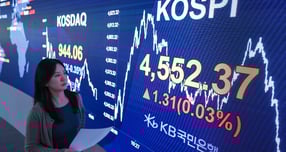 코스피와 코스닥에서 외국인들의 탈출 행렬이 이어지고 있다. 사진은 지는 8일 서울 여의도 KB국민은행 스마트딜링룸. /사진=뉴시스