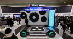 LG에너지솔루션이 지난해 4분기(9~12월) 영업손실을 기록했다. 다만 전년 동기 대비 적자 폭은 줄었다.  사진은  서울 강남구 코엑스에서 개막한 ‘인터배터리 2025’ LG에너지솔루션 부스가 관람객으로 붐비고 있는 모습. /사진=뉴스