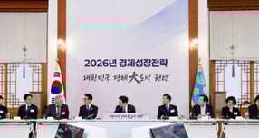 정부가 대미 투자를 미국 시장 진출과 산업 경쟁력 강화의 기회로 활용하는 한편, 대규모 전략적 경제협력과 경제안보 강화를 병행하는 글로벌 경제협력 전략을 본격 추진한다.사진은 이재명 대통령이 9일 청와대에서 열린 경제성장전략 국민보고회에서 류진 한국경제인협회장과 대화하고 있는 모습. /사진=뉴스