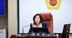 김경 서울시 의원이 2022년 지방선거 기간에 당시 강선우 더불어민주당 의원에게 공천헌금 1억원을 건넸다는 의혹과 관련해 혐의를 인정하는 내용이 담긴 자술서를 경찰에 제출했다. 사진은 김경 서울시의원. /사진=서울시의회 홈페이지 캡처