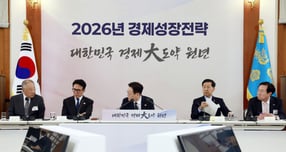 이재명 대통령이 9일 청와대에서 열린 경제성장전략 국민보고회에서 류진 한국경제인협회장과 대화하고 있는 모습. /사진=뉴시스