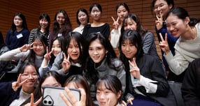 이부진 두을장학재단 이사장(호텔신라 사장·가운데)이 9일 두을장학재단 '2026년 장학증서 수여식'에서 신규 장학생들과 기념 촬영을 하고 있다. /사진=두을장학재단