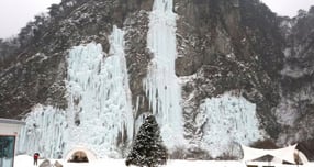 매서운 추위가 만들어낸 빙벽이 겨울 여행객들의 발길을 사로잡고 있다. 사진은 원주 '스톤크릭' /사진=한국관광공사.