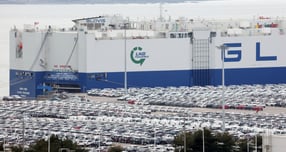 코스피 상승과 수출 호조, 2% 성장 목표를 뒷받침하는 동력을 들여다보면 반도체 수출의 '장기 호황'(슈퍼사이클)에 기대는 측면이 크다는 지적이 나온다.  사진은 9일 경기 평택시 포승읍 평택항에 수출용 차량이 세워져 있는 모습. /사진=뉴스