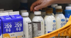 쿠팡의 식품 카테고리 효자 품목인 우유와 라면이 배달의민족 B마트에서 12월 나란히 두자릿수 매출 증가율을 기록했다. 구매 빈도가 잦은 생필품의 매출이 경쟁사 실적으로 이동한 것은 쿠팡의 충성 고객 이탈을 시사한다는 분석이 제기된다. /사진=장동규 기자