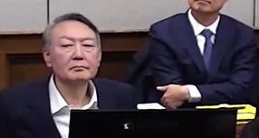 윤석열 전 대통령의 내란 우두머리 혐의 결심 공판이 9일에서 오는 13일로 연기됐다. 사진은 9일 공판에 출석한 윤 전 대통령. /사진=뉴스1 