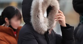 오는 11일은 전국적으로 많은 눈과 함께 강한 바람이 불 것으로 보인다. 사진은 한파가 몰아친 지난 7일 서울 광화문네거리에서 신호를 기다리는 시민들의 모습. / 사진=뉴스1  