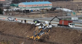   서산영덕고속도로 영덕 방향과 청주 방향에서 10일 오전 사고가 발생해 5명의 사망자가 발생했다. 사진은 이날 오전 6시10분쯤 남상주 나들목 영덕 방면 도로에서 화물차가 추락해 운전자가 숨졌다. /사진=뉴시스 