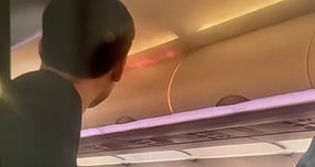   중국 하이난성 싼야를 출발해 청주로 향하던 티웨이항공 여객기에서 승객의 보조배터리에서 연기가 발생했다. 사진은 지난 1월 화재가 발생한 홍콩행 에어부산 항공기 BX391편 기내 좌석 위 선반에서 붉은 화염이 포착된 모습. /사진=뉴스1(독자 제공)