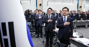 김민석 국무총리가 "이재명 정부가 유승민 전 국민의힘 의원에게 총리직을 제안한 적은 없다"고 선을 그었다. 사진은 김민석 국무총리가 9일 서울 은평구 한국행정연구원에서 열린 경제인문사회연구회 업무보고에서 국기에 대한 경례를 하고 있는 모습. /사진=뉴스