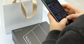 삼성전자가 지난해 4분기(10~12월) 영업이익 20조원으로 사상 최대 실적을 거뒀지만 메모리 반도체 가격 급등이 스마트폰 사업의 비용 부담으로 이어지면서 차기 플래그십 '갤럭시 S26' 시리즈의 가격 인상이 불가피하다는 전망이 나온다. 사진은 서울 서초구 삼성 강남에서 한 고객이 구입한 갤럭시 Z 트라이폴드가 박스채 놓여 있는 모습. /사진=뉴시스