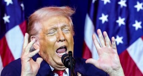 도널드 트럼프 미국 대통령이 각국에 부과한 추가 관세의 합헌성을 둘러싼 소송 결론에 이목이 쏠린다.사진은 도널드 트럼프 미국 대통령이 지난 6일(현지시각) 미국 워싱턴 D.C.에 있는 케네디-케네디 센터에서 열린 하원 공화당 의원 연례 정책 회의에서 트랜스젠더 역도 선수를 흉내 내며 손짓하고 있는 모습. /사진=워싱턴 로이터