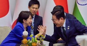 일본에서 한국과의 안보 협력이 일본의 평화·안전에 도움이 될 것이라고 보는 여론이 늘어난 것으로 나타났다. 사진은 이재명 대통령이 지난해 남아프리카공화국 요하네스버그 엑스포 센터에서 열린 G20 정상회의에서 다카이치 사나에 일본 총리와 양자 회담을 하며 손을 잡고 있는 모습. /사진=뉴시스(공동취재)