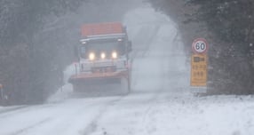 제주도 산지에 대설특보가 발효된 지난 2일 오전 제주시 노형동 어승생 삼거리 인근 도로에서 제설차가 눈을 치우는 모습. /사진=뉴시스