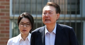 법원의 동계 휴정기가 끝나고 이번 주부터 윤석열 전 대통령 부부를 둘러싼 3대 특검의 주요 사건 재판이 동시에 진행된다. 가장 주목되는 일정은 13일 열리는 윤 전 대통령의 내란 우두머리 혐의 결심공판이다. 사진은 지난해 6월 윤석열 전 대통령과 김건희 여사의 모습. /사진=뉴스