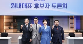  한병도(왼쪽부터)·진성준·백혜련·박정 더불어민주당 원내대표 후보가 8일 오후 서울 마포구 상암동 JTBC에서 토론회 시작에 앞서 기념촬영을 하고 있다. /사진=뉴스