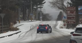 사진은 제주도 산지에 대설특보가 발효된 2일 오전 제주시 노형동 신비의 도로 인근 오르막 길. /사진=뉴시스