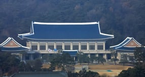  북한 무인기 침투 논란과 관련해 청와대가 11일 입장문을 내고 "군의 1차 조사에 이어 군경 합동조사를 실시해 사실관계를 명확히 하고 그 결과를 신속하게 공개할 것"이라고 전했다. 사지은 지난달 청와대에 봉황기가 게양된 모습. /사진=뉴스