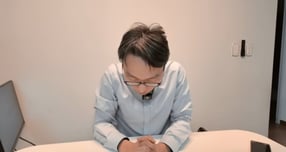 정희원 저속노화연구소 대표가 자신의 유튜브 채널을 통해 최근 불거진 사생활 논란에 대해 공식 사과했다. /사진=정희원의 저속노화 유튜브 화면 갈무리