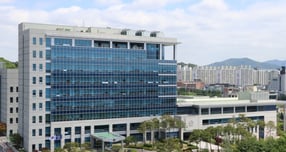 이혼 후 자녀들을 만나지 못하게 된 40대 여성이 전 남편의 집을 찾아가 자해를 시도하고 불을 지르려 한 사건이 발생했다. 법원은 범행의 위험성을 지적하면서도 피고인의 사정과 피해자의 선처 의사를 참작해 집행유예를 선고했다. /사진=뉴시스