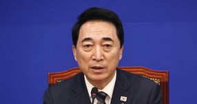 사진은 11일 박수현 더불어민주당 수석대변인이 서울 여의도 국회에서 기자간담회를 진행하는 모습. /사진=뉴시스 