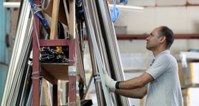 중소기업중앙회는 외국인 근로자를 고용 중인 중소기업 1223개사를 대상으로 실시한 '2025년 외국인력 고용 관련 종합애로 실태조사' 결과 중소기업 5곳 중 4곳 이상은 인건비 절감이 아닌 내국인 구인난 때문에 외국인 근로자를 고용하는 것으로 집계됐다. /사진=뉴스