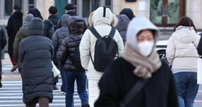 사진은 지난 8일 오전 서울 광화문네거리에서 두꺼운 옷을 입은 시민들이 출근하는 모습. /사진=뉴스