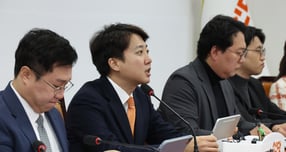 이준석 개혁신당 대표가 제안한 '야3당(국민의힘·개혁신당·조국혁신당) 특검 연석회의'를 두고 조국혁신당은 거부 의사를 밝혔으나, 국민의힘은 "조건 없는 수용"을 선언해 엇갈린 반응을 보였다. 이준석 개혁신당 대표가 5일 오전 서울 여의도 국회에서 열린 최고위원회의에서 발언을 하고 있다. /사진=뉴시스