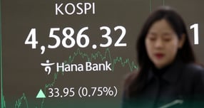 외국인 투자자들이 연초부터 2조원 가까이 한국 주식을 사들이며 랠리를 이끌었다. 사진은 지난 9일 서울 중구 하나은행 딜링룸에 표시된 코스피 종가. /사진=뉴스