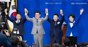 더불어민주당 원내대표 후보들이 11일 서울 여의도 국회에서 열린 제22대 국회 더불어민주당 원내대표 선출을 위한 의원총회에서 기념 촬영을 하고 있다. 왼쪽부터 한병도, 진성준, 박정, 백혜련 후보. /사진=뉴스