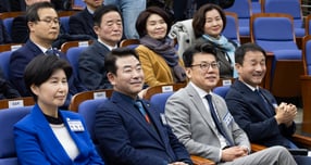  11일 오후 국회에서 열린 원내대표 선출을 위한 의원총회에서 1차 투표를 진행한 결과 과반 득표자가 나오지 않아 1, 2위를 차지한 한병도 후보와 백혜련 후보를 대상으로 결선 투표를 진행한다. 왼쪽부터 백혜련, 박정, 진성준, 한병도 후보. /사진=뉴스