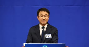 한병도 더불어민주당 의원이 11일 오후 서울 여의도 국회에서 열린 원내대표 선출을 위한 의원총회에서 신임 대표에 당선됐다. 사진은 투표 전 한 의원이 정견발표하는 모습. /사진=뉴시스