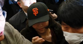 '공천 헌금 의혹'이 불거진 이후 미국으로 출국했던 김경 서울시의원이 11일 오후 인천국제공항을 통해 귀국했다. /사진-뉴스1          