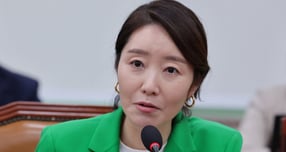 경찰이 '공천헌금 의혹'을 받고 있는 강선우 무소속 의원과 김경 서울시의원의 주거지에 대한 압수수색을 실시하고 있다. 사진은 강 의원이 지난해 9월 국회 외교통일위원회 전체회의에서 발언하는 모습. /사진=뉴스1    