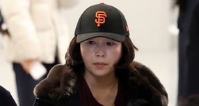  더불어민주당을 탈당한 강선우 무소속 의원을 둘러싼 '1억 원 공천 헌금' 수수 의혹을 수사 중인 경찰이 강 의원 측에 금품을 건넨 김경 서울시의원에 대한 첫 소환 조사를 실시했다. 사진은 2022년 지방선거를 앞두고 강선우 무소속 의원에게 '공천헌금' 1억원을 건넨 의혹을 받는 김경 서울시의원이 지난 11일 오후 인천국제공항 제1여객터미널을 통해 귀국한 모습. /사진=뉴시스