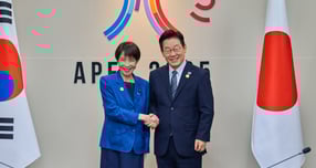 이재명 대통령이 오는 13일 일본 나라현에서 다카이치 사나에 일본 총리를 만난다. 사진은 이 대통령(오른쪽)과 다카이치 총리가 지난해 10월30일 경북 경주 APEC 정상회의장에서 열린 한·일 정상회담 전 악수한 모습. /사진=뉴스1(대통령실 제공)