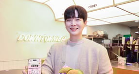 LG유플러스가 새해를 맞아 대표 멤버십 프로그램 '유플투쁠'의 혜택을 강화했다. 사진은 유플투쁠 제휴처 다운타우너에서 1월 대표 혜택인 버거세트를 소개하고 있는 모습. /사진=LG유플러스