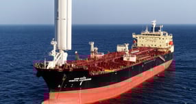 '윙세일(Wing Sail)'을 설치한 HMM의 5만톤급 중형 유조선(MR탱커) '오리엔탈 아쿠아마린(Oriental Aquamarine)'호. /사진=HMM