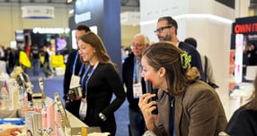 에이피알의 CES 부스를 찾은 방문객이 메디큐브 에이지알 뷰티 디바이스를 체험하고 있다.. /사진=에이피알