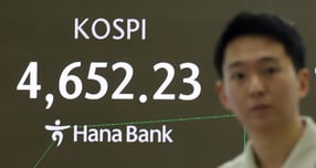  12일 오전 서울 중구 하나은행 딜링룸 전광판에 개장 시황이 나오고 있다. 이날 코스피 지수는 53.57포인트(1.17%) 오른 4639.89, 코스닥 지수는 0.56p(0.06%) 상승한 948.48, 원·달러환율은 3.7원 오른 1461.3원에 개장했다./사진=뉴스